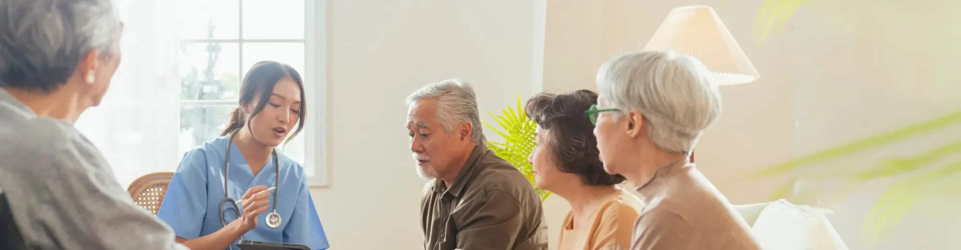 护理人员与长者交谈